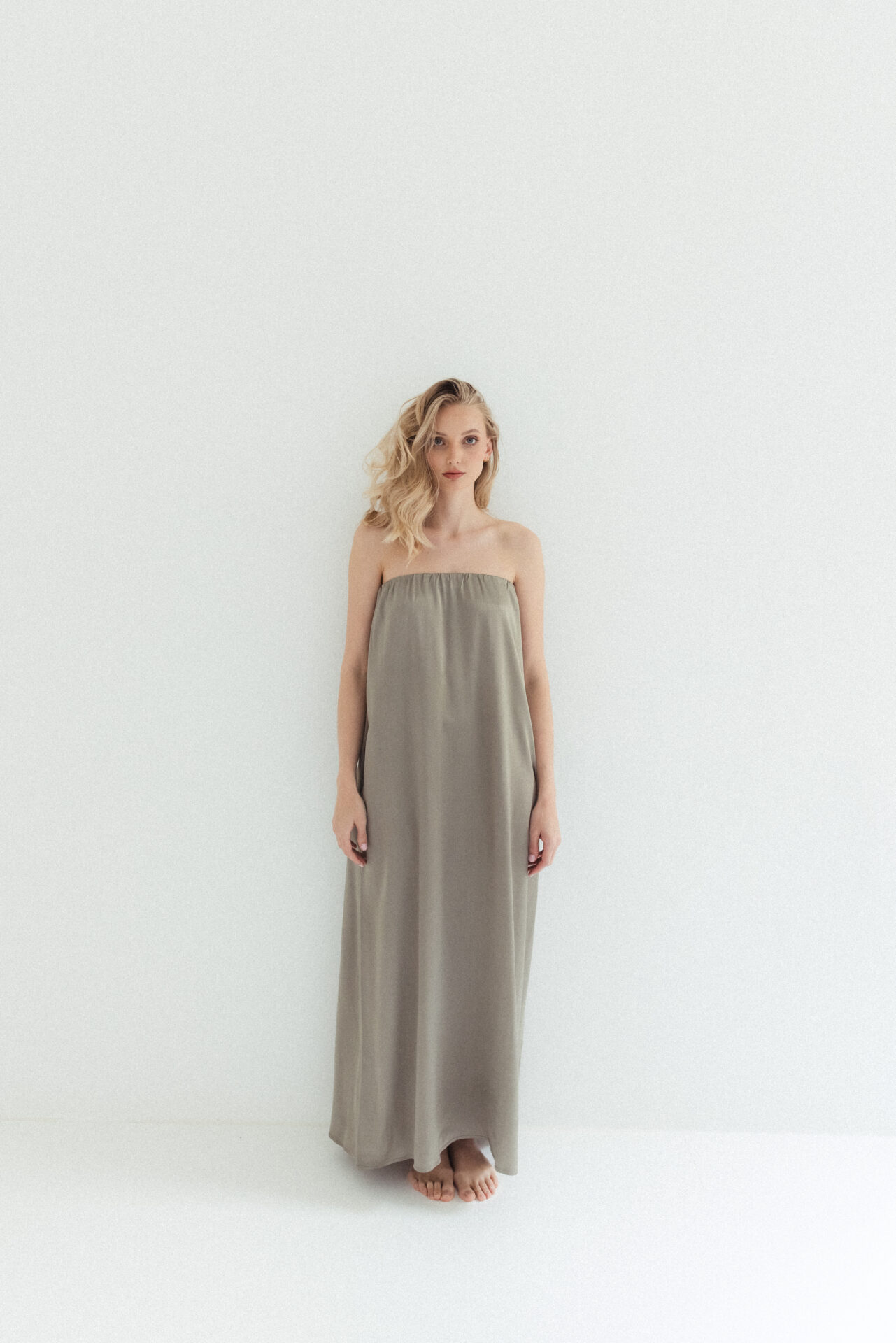 MÓRE SATINKLEID olive