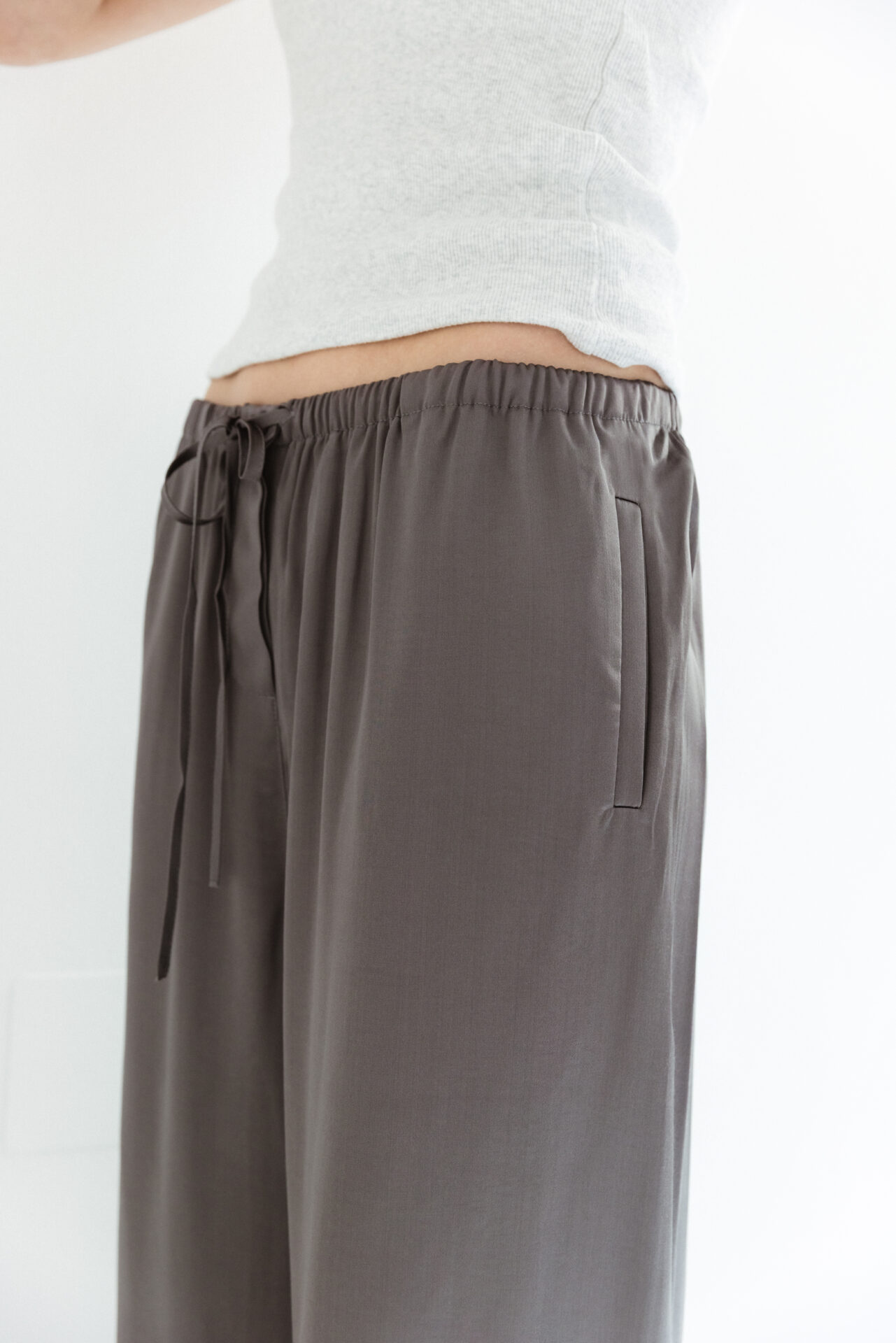MÓRE SATINHOSE anthrazit – Bild 2