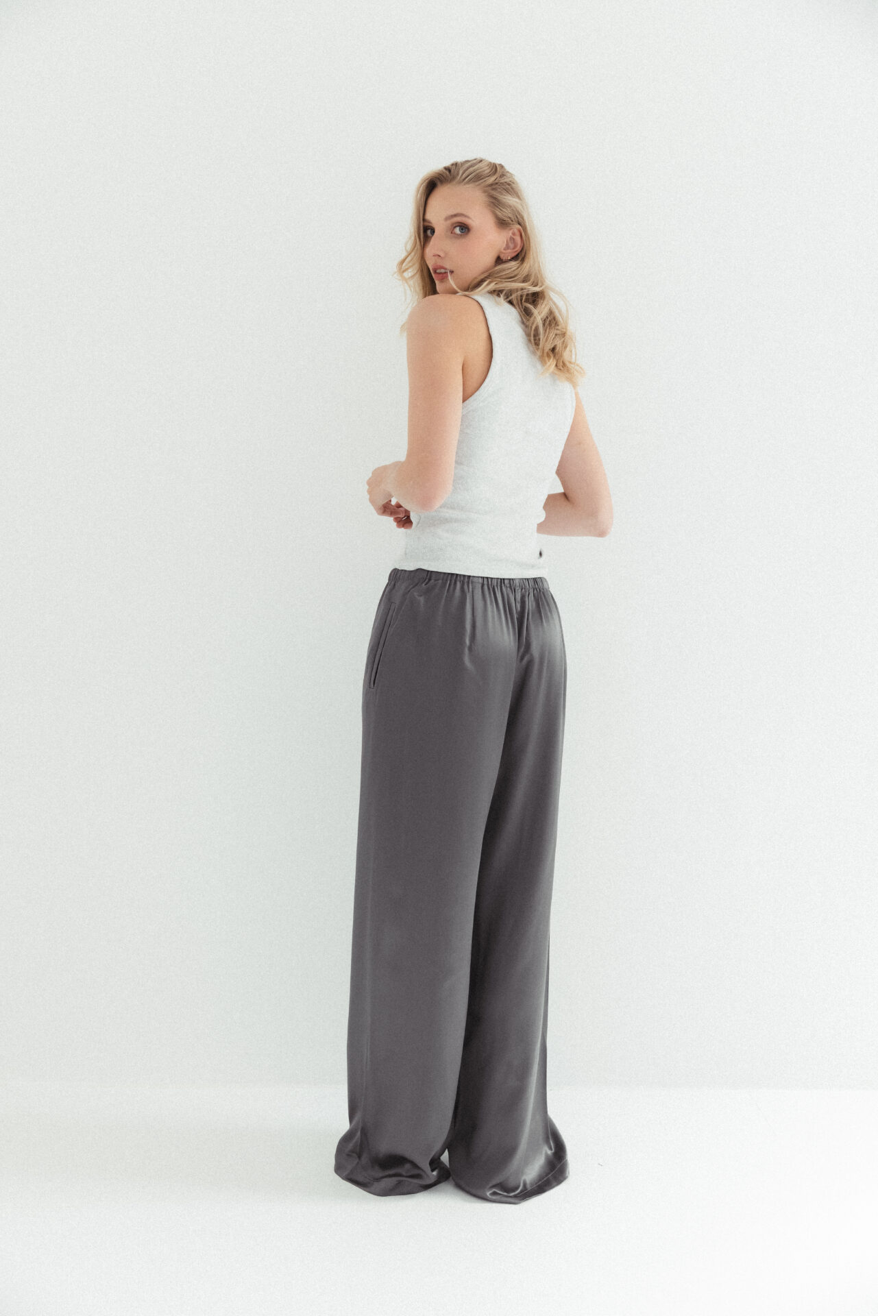 MÓRE SATINHOSE anthrazit – Bild 4